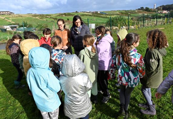 noticias/imagen-asociada/2022/11/alcaldesa_plantacion_alumnos_vital_alsar_2.jpg