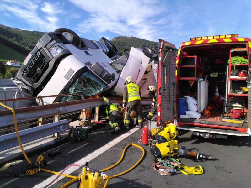 Fallece el conductor de un camión cisterna en una salida de vía con vuelo en la A-8 a la altura de Castro Urdiales