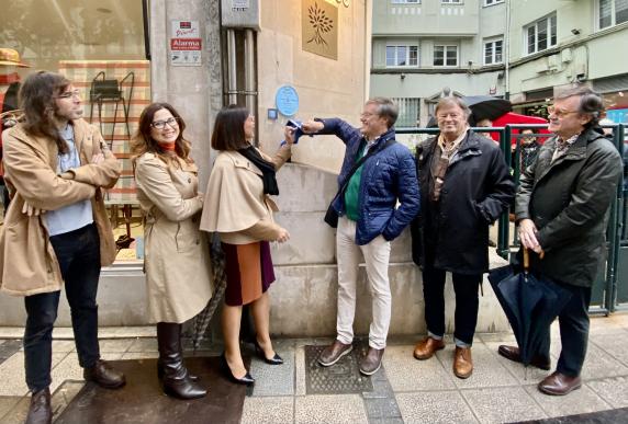 noticias/imagen-asociada/2022/11/instalacion_placa_angel_de_la_hoz_1.jpg