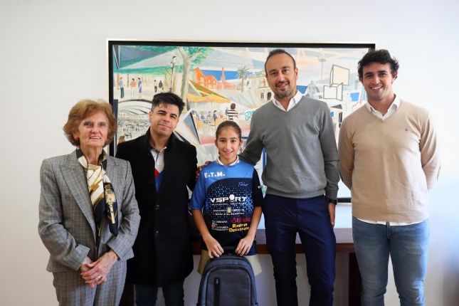 Lopez-Estrada-felicita-a-la-jugadora-de-la-ETM-Eloisa.jpg