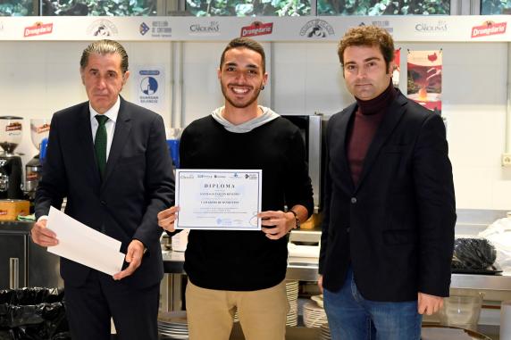 Portilla felicita a los 19 alumnos que han finalizado el noticias/imagen-asociada/2022/11/diplomas_curso_con_asociacion_de_hosteleria_4.jpg