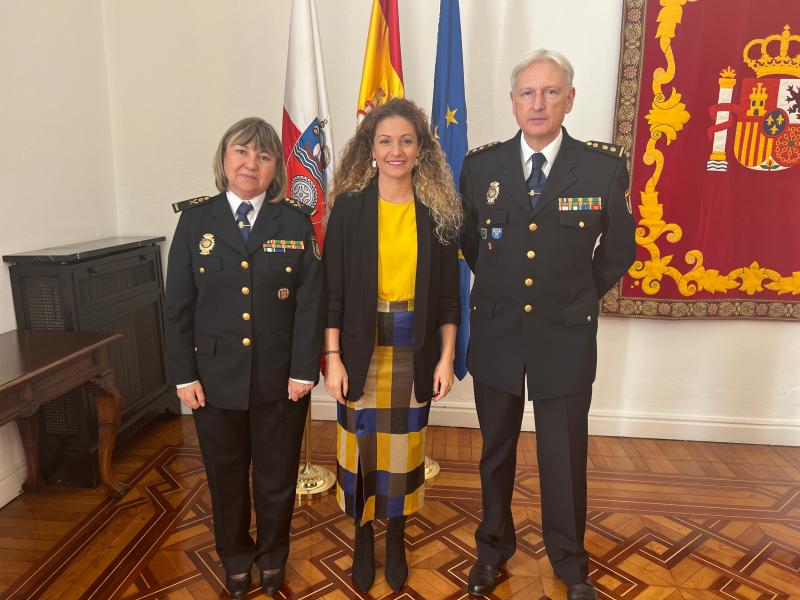La-delegada-del-Gobierno-recibe-al-nuevo-jefe-regional-de.jpg