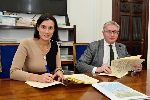 noticias/imagen-asociada/2022/12/firma_convenio_rutas_saludables_con_aecc_en_centros_civicos_2.jpg