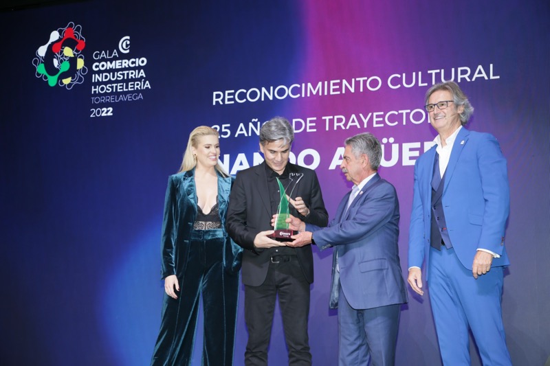 Revilla-felicita-a-los-premiados-en-la-I-Gala-del.jpeg