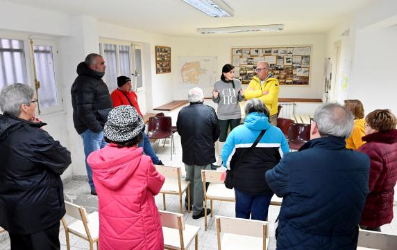 La alcaldesa visita la pista polideportiva de la Bajada de noticias/imagen-asociada/2023/01/con_vecinos_bajada_ruamayor_3.jpg