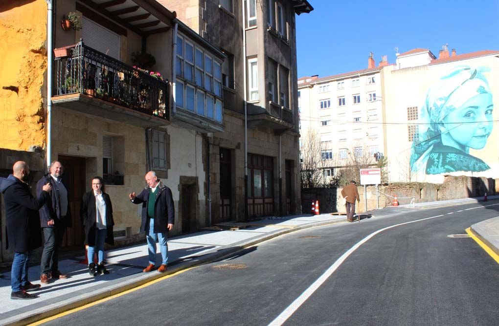 El Ayuntamiento está renovando la acera que discurre entre la Plaza de los Caños y la Fuente de la Aurora
