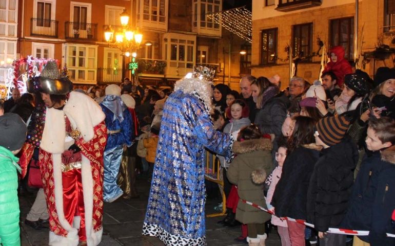 Los niños reinosanos dan la bienvenida a los Reyes Magos