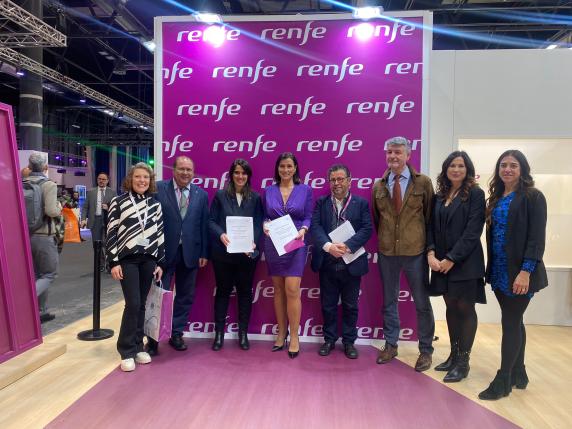 Santander y Renfe firman un acuerdo para fomentar el ferrocarril noticias/imagen-asociada/2023/01/alcaldesa_convenio_renfe_fitur.jpeg