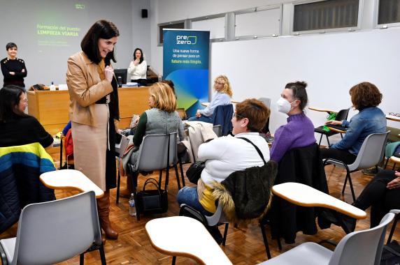 noticias/imagen-asociada/2023/02/visita_i_escuela_de_oficios_con_prezero_2.jpg