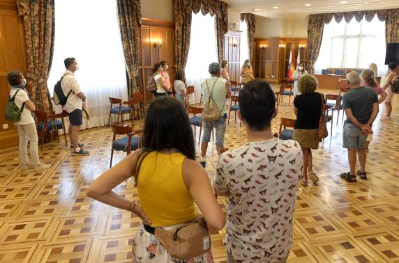 Santander pone en valor la labor de los guías oficiales noticias/imagen-asociada/2023/02/visitas_gratuitas_palacio_magdalena_2.jpg