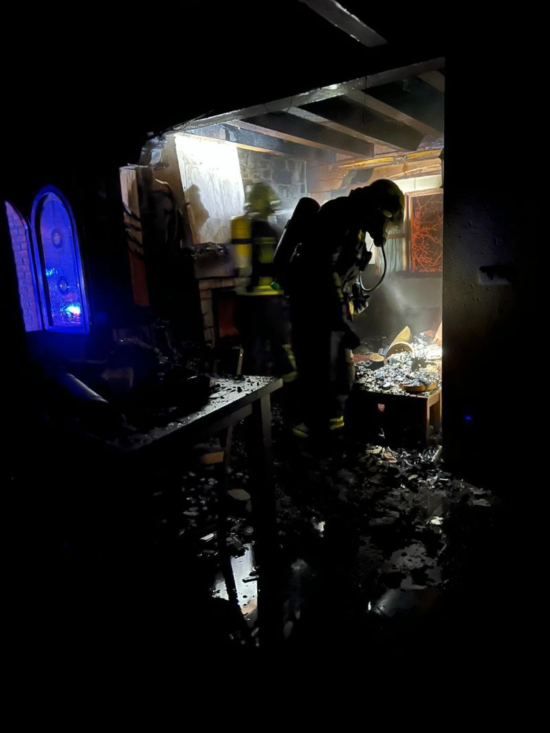 Un incendio calcina parte de una casa de Aniezo