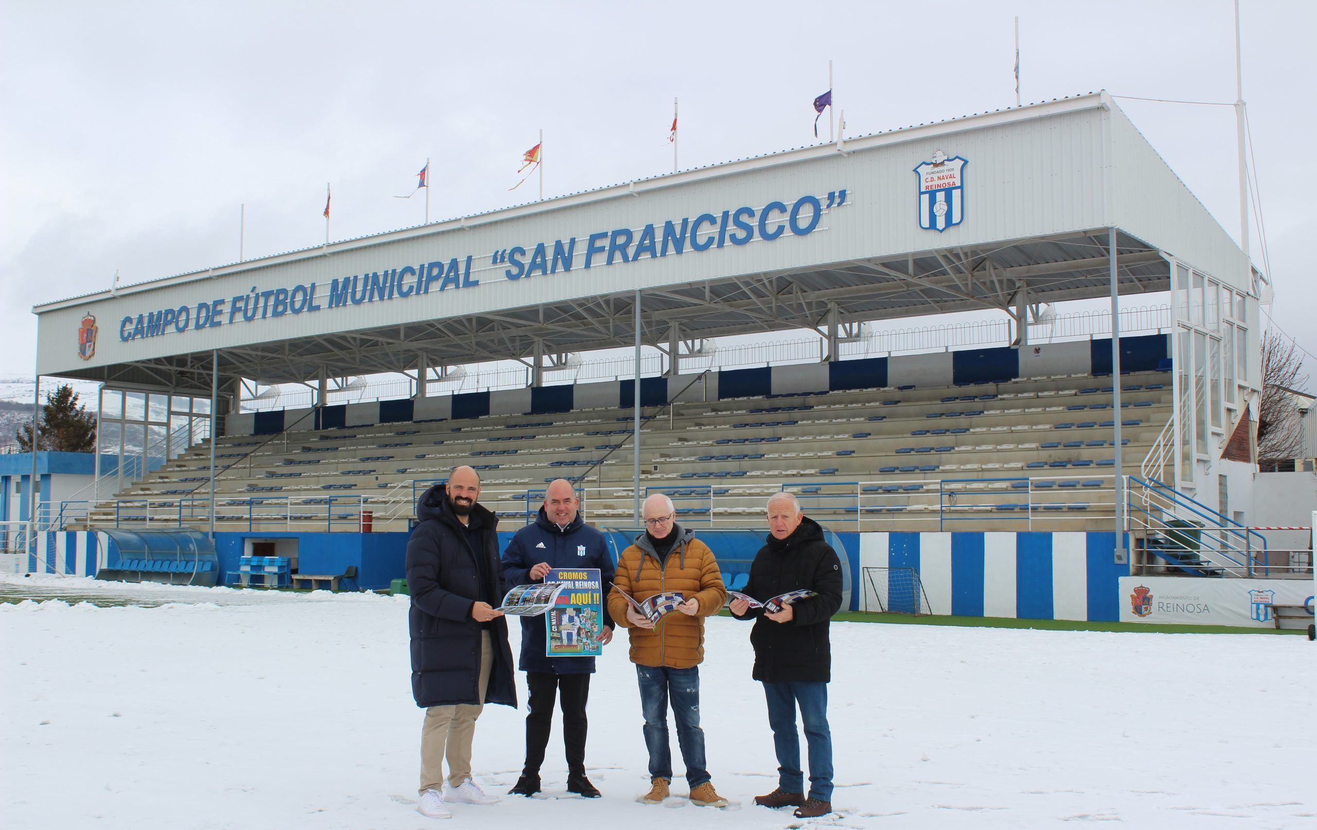 El Naval edita un álbum de cromos protagonizado por la plantilla de la temporada 2022-23