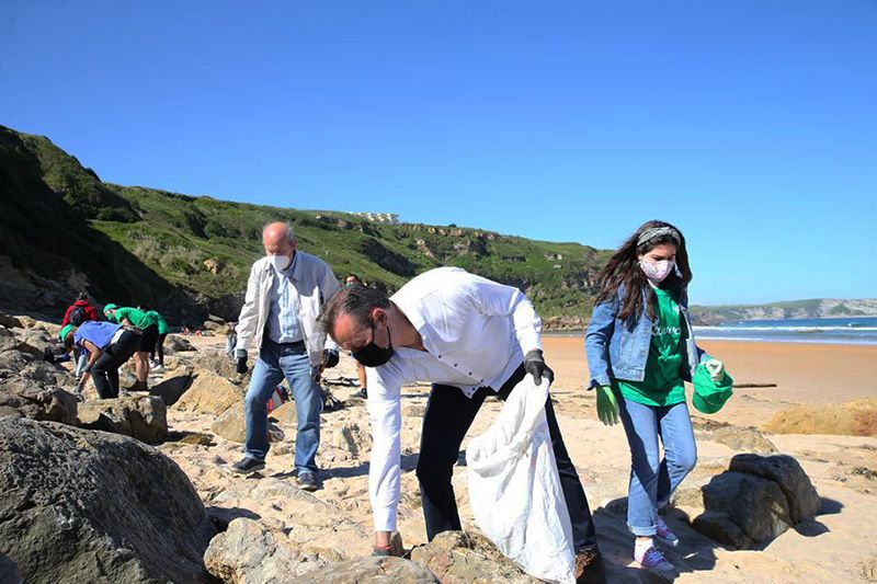 El-Gobierno-convoca-las-ayudas-para-limpieza-de-playas-rurales.jpeg