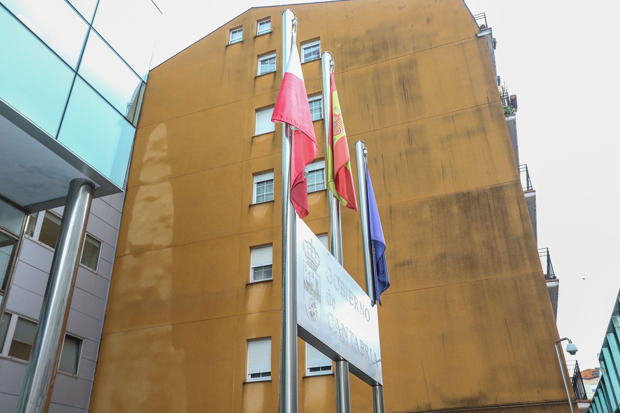 El-Gobierno-de-Cantabria-refuerza-la-vigilancia-en-la-contratacion.jpeg
