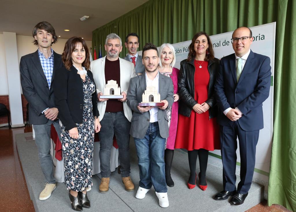 Los-trabajadores-sociales-Antonio-Pilar-Garcia-y-Javier-Martinez-reciben.jpeg