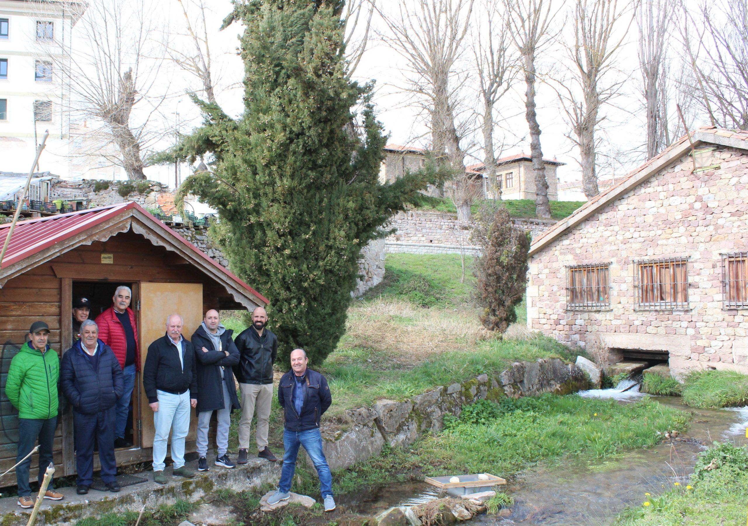 Visita al Club de Pesca para conocer su labor de repoblación de la trucha autóctona