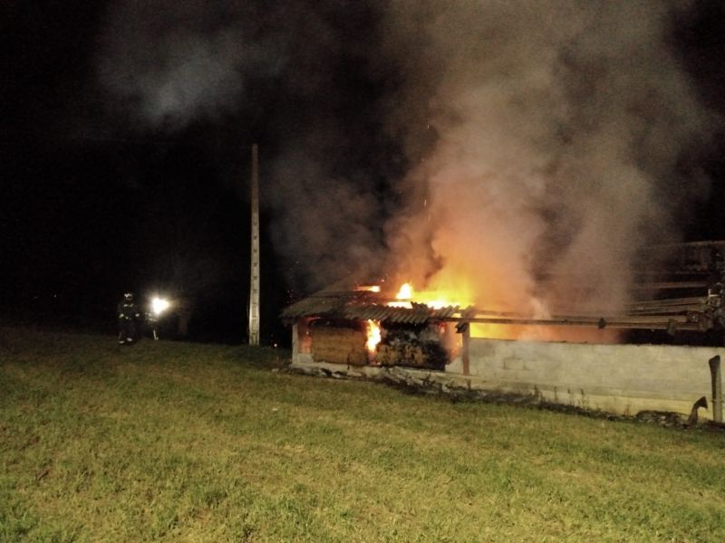 Extinguido de madrugada un incendio en una nave ganadera de Villacarriedo