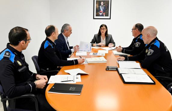 noticias/imagen-asociada/2023/04/visita_con_mandos_policia_local_1.jpg