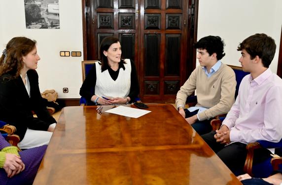 La alcaldesa felicita a los alumnos preuniversitarios que han obtenido noticias/imagen-asociada/2023/04/preuniversitarios_santander_becas_europa_1.jpg