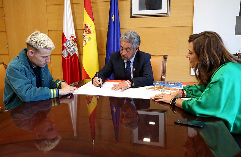Miguel-Angel-Revilla-felicita-a-Adrian-Hinojosa-tras-el-reto.jpeg