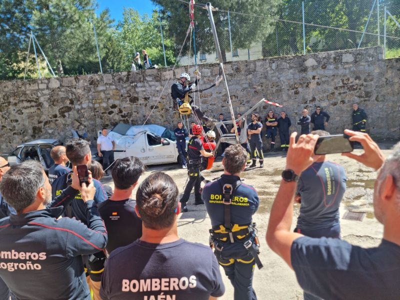 Bomberos del 112 imparten un taller de rescate en remontes mecánicos en las Jornadas Internacionales de Bejar