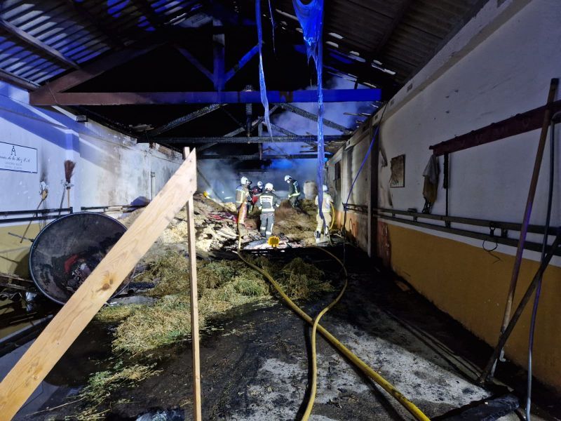 Extinguido de madrugada un incendio en una nave de Liendo