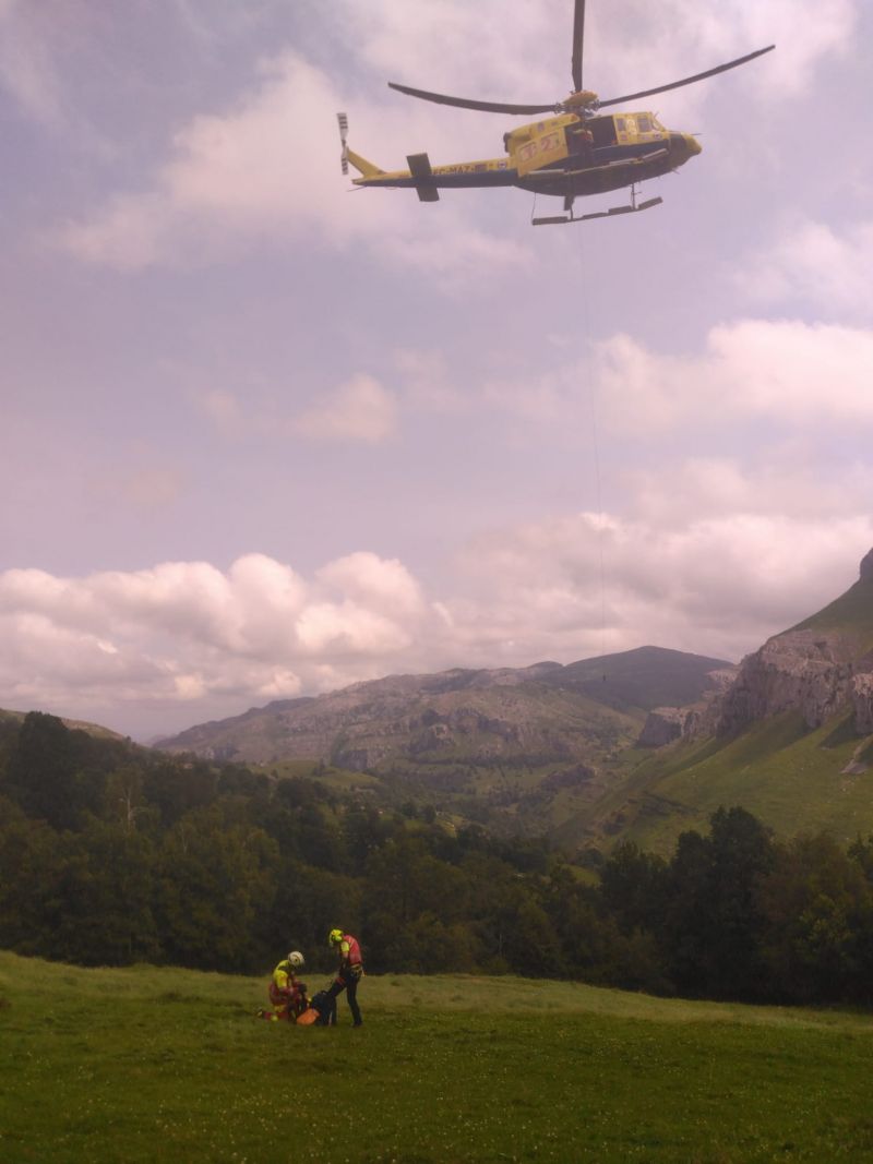 El helicóptero del Gobierno evacua en estado grave al conductor de un dúmper volcado en San Roque de Riomiera