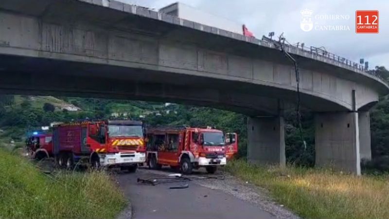 Fallece el conductor de un camión en una salida de vía en el viaducto de Ontón