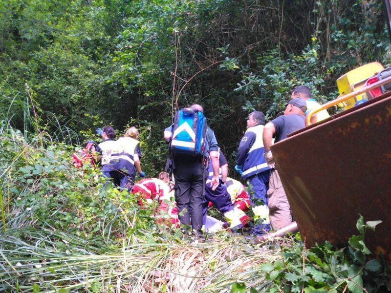 Herido grave un varón tras volcar la excavadora que conducía Herido grave un varón tras volcar la excavadora que conducía en Meruelo