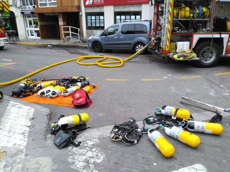 Nueve personas trasladadas al hospital de Laredo por el incendio Nueve personas trasladadas al hospital de Laredo por el incendio de una vivienda en Castro Urdiales