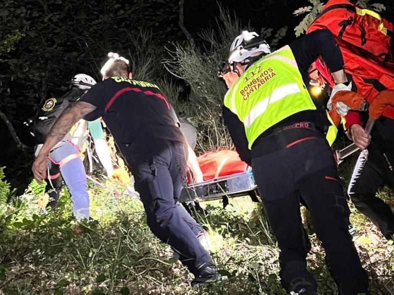 Rescatada una senderista extraviada anoche en la ruta que une Pembes y Mogrovejo