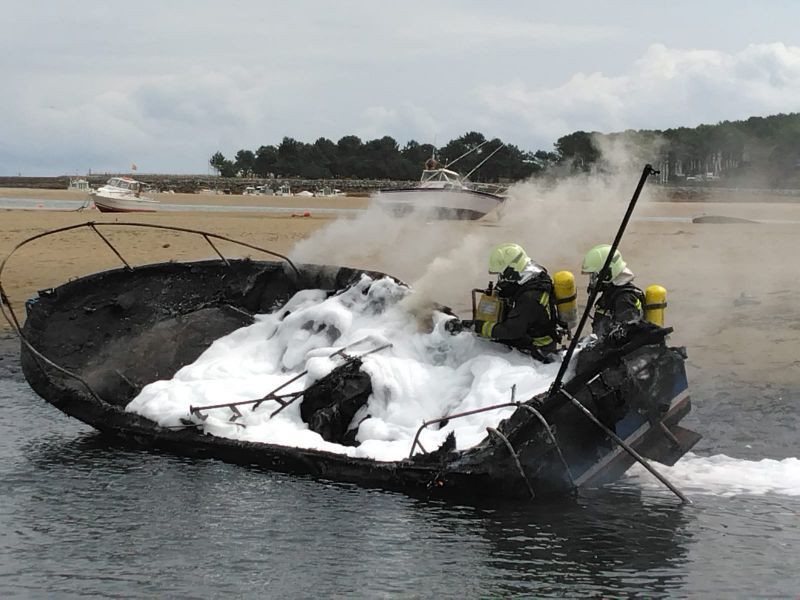 Bomberos del 112 extinguen un incendio declarado en una embarcación de recreo en San Vicente de la Barquera