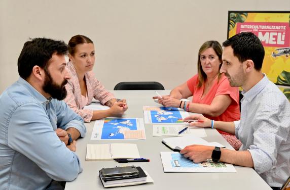 Santander destina más de 200.000 euros a doce proyectos de noticias/imagen-asociada/2023/07/mateo_echevarria_con_equipo_oficina_oicos_2.jpg