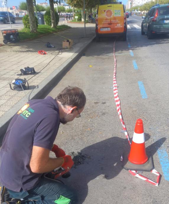 Comienza la instalación de los nuevos sensores para la gestión noticias/imagen-asociada/2023/09/colocacion_sensores_aparcamientos_santander_1.jpg