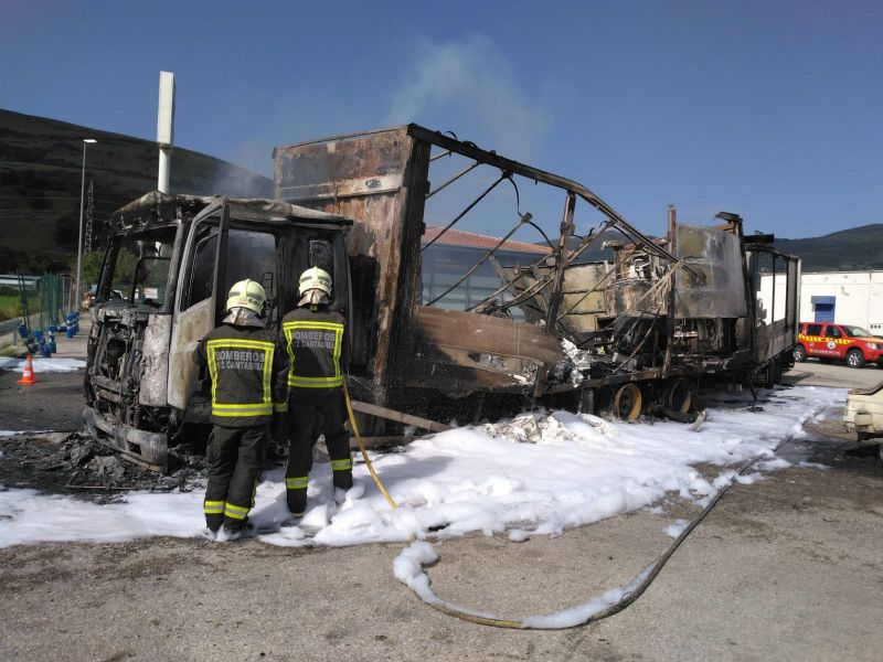 Bomberos del 112 extinguen un incendio de camión en una estación de servicio de Arenas de Iguña