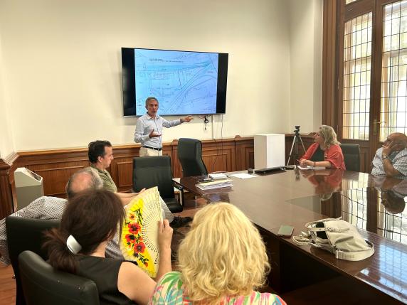 El Ayuntamiento traslada a los vecinos el compromiso de acometer noticias/imagen-asociada/2023/09/reunion_vecinos_vial_corcho_3.jpg