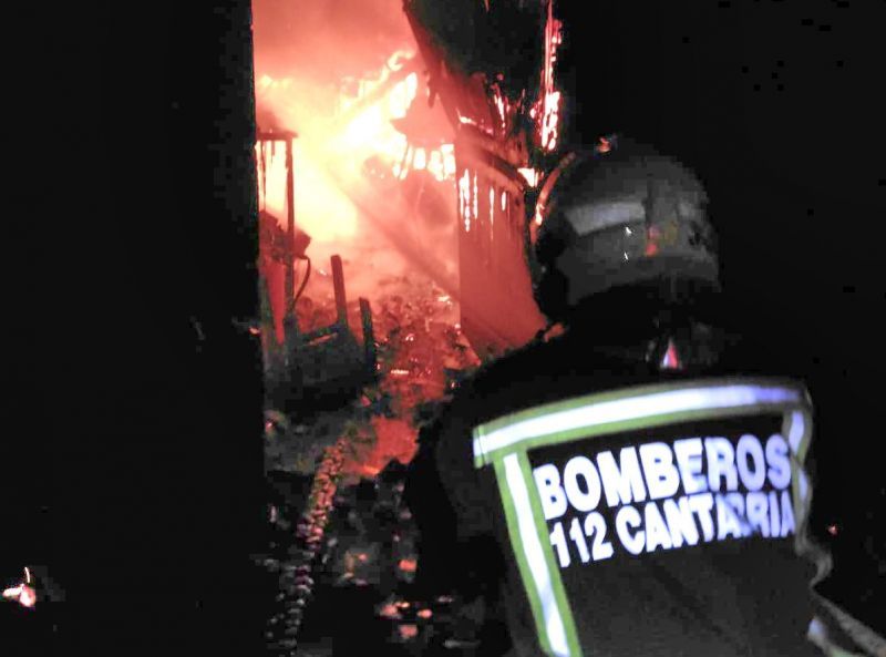 Bomberos del 112 extinguen un incendio en un molino de Bomberos del 112 extinguen un incendio en un molino de Campoo de Enmedio