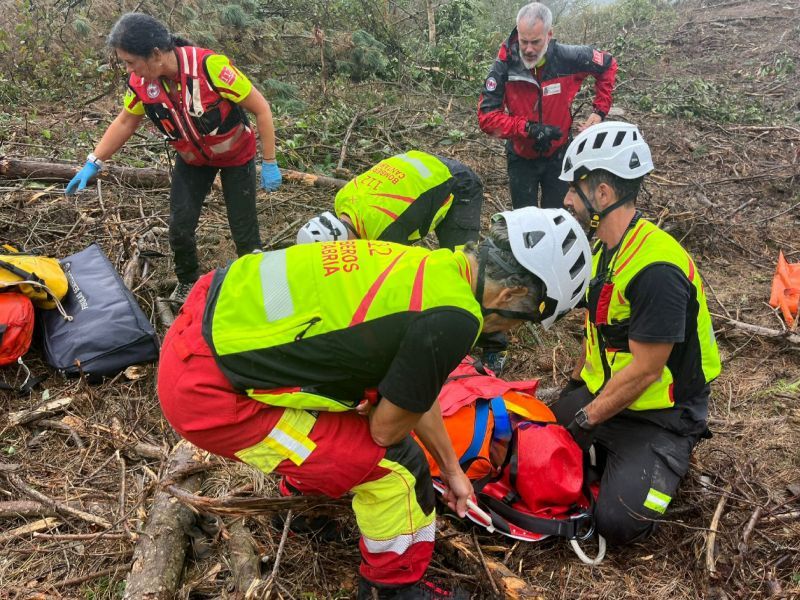 El equipo de rescate del Gobierno y bomberos del 112 evacuan a un varón con fractura de pierna del pico Cotillo