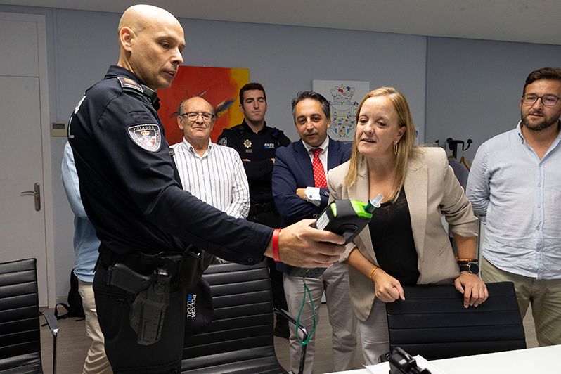 Isabel-Urrutia-garantiza-las-ayudas-del-Ejecutivo-a-la-Policia.jpeg