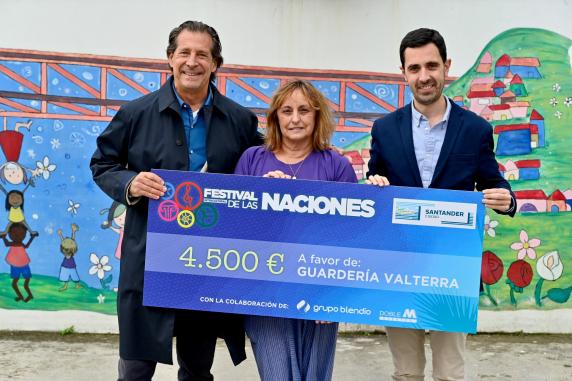 La guardería Valterra recibe 4.500 euros de la recaudación del noticias/imagen-asociada/2023/10/entrega_cheque_solidario_guarderia_valterra.jpg