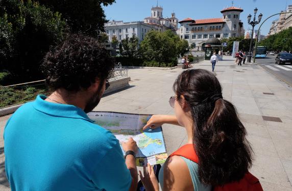 Santander refuerza los servicios turísticos para el puente del Pilar noticias/imagen-asociada/2023/10/turistas_archivo_2.jpg