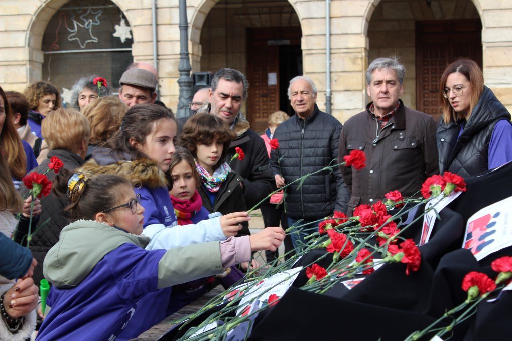 Reinosa recordó a las víctimas de la violencia de género con una marcha y una ofrenda floral