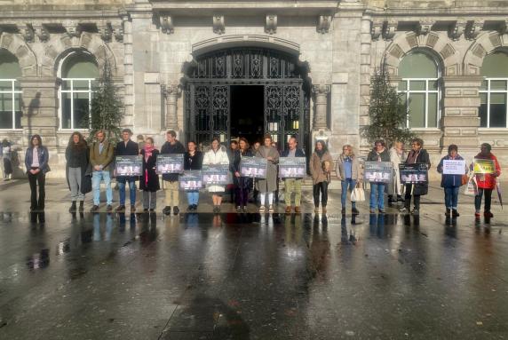 Santander condena los asesinatos de dos mujeres en Valencia y noticias/imagen-asociada/2023/12/minuto_de_silencio_14_diciembre.jpg