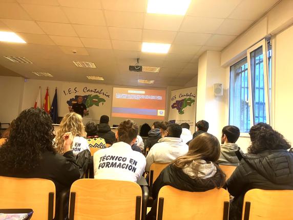 noticias/imagen-asociada/2024/01/charla_bomberos_ies_cantabria.jpg