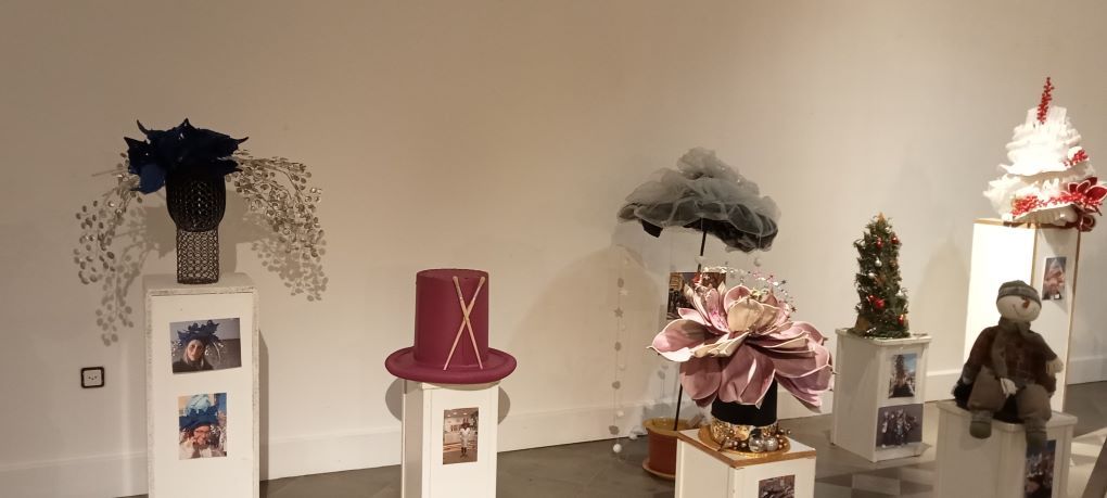 La Casona acoge una exposición con los originales sombreros de la fiesta Chapeau
