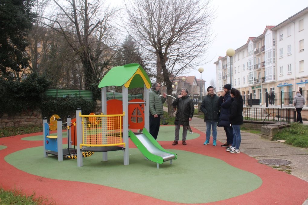 Recepcionadas las obras de renovación de los parques infantiles de Cupido y Manuel Llano Rebanal