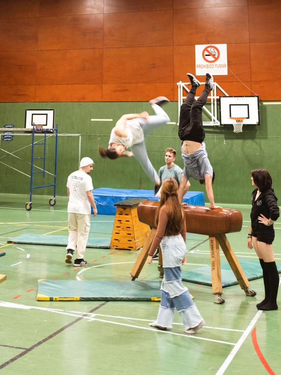 noticias/imagen-asociada/2024/02/la_noche_es_joven_parkour.jpg