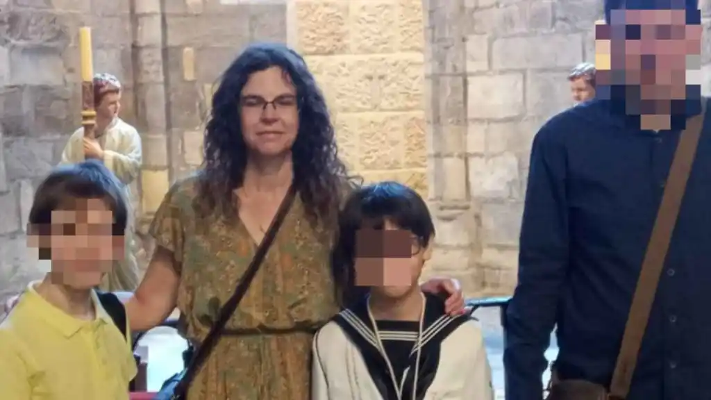 Silvia López, con sus dos hijos, el dia de la comunión de su hijo menor, en 2020