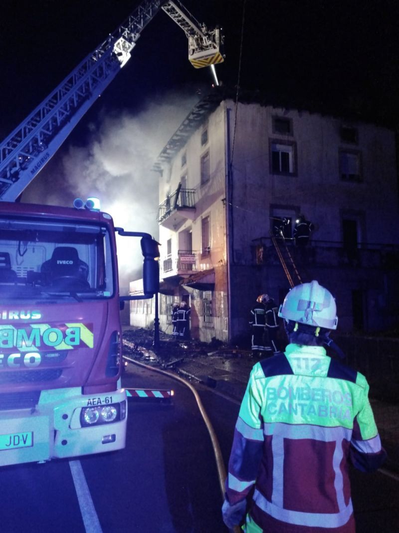 Un incendio calcina un local hostelero sin actividad en Colindres