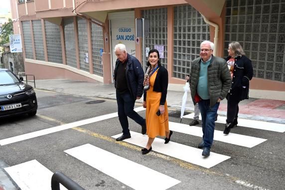 El Ayuntamiento mejora varios itinerarios peatonales en el entorno de noticias/imagen-asociada/2024/03/pintado_pasos_de_cebra_calles_santander_1.jpg